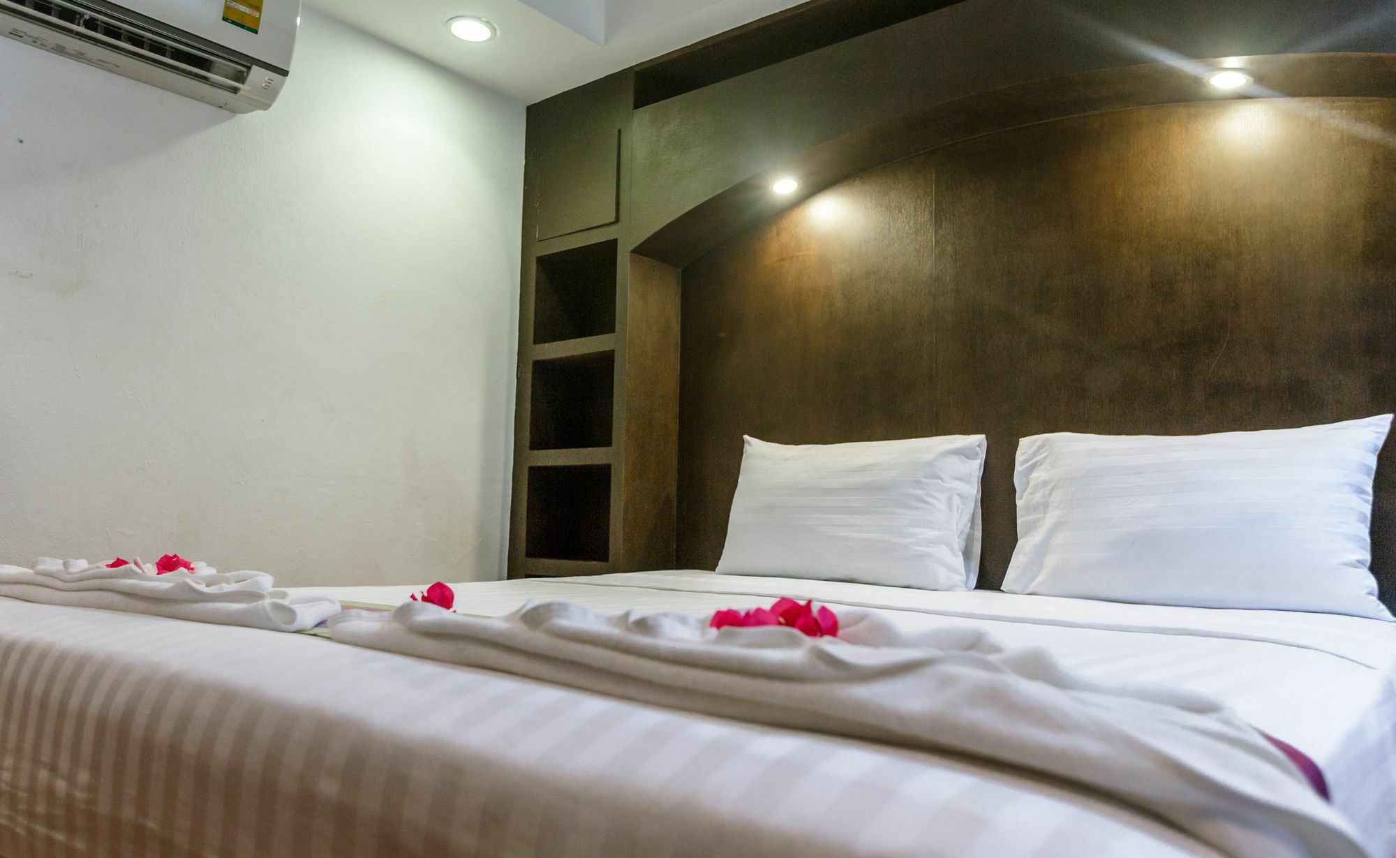Porterhouse Beach Hotel Patong Exterior photo